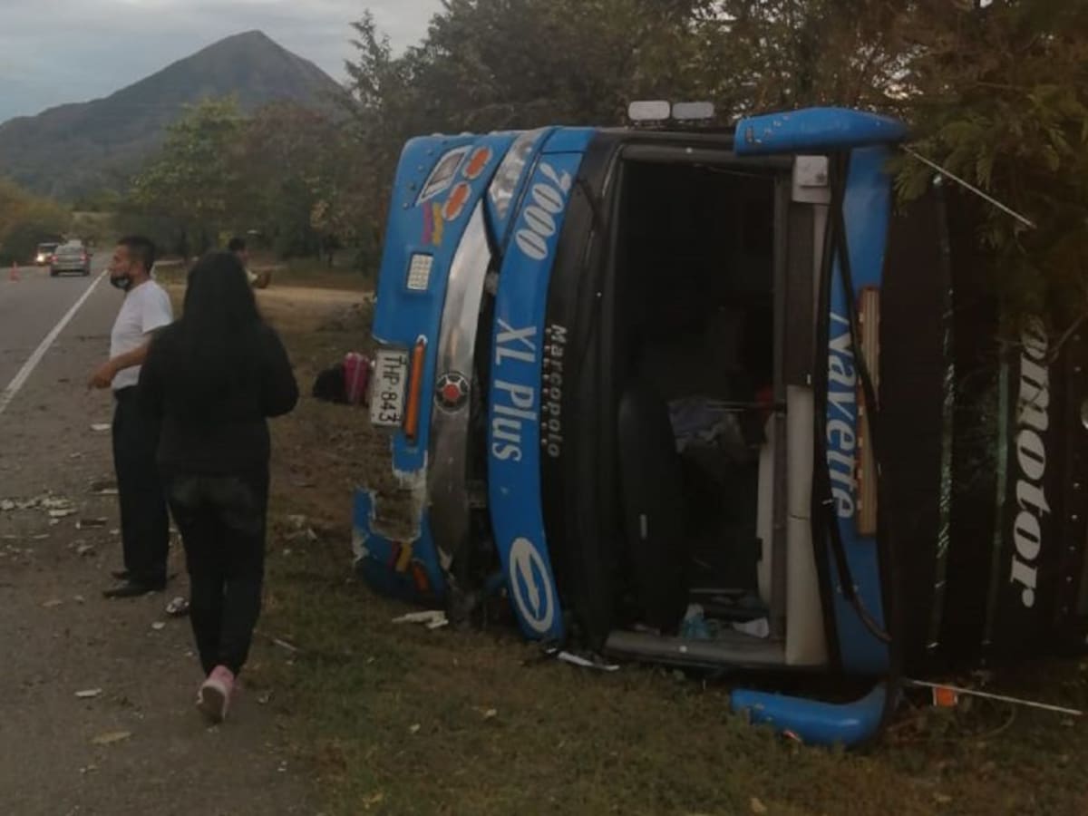 Un bus se volcó en el Tolima