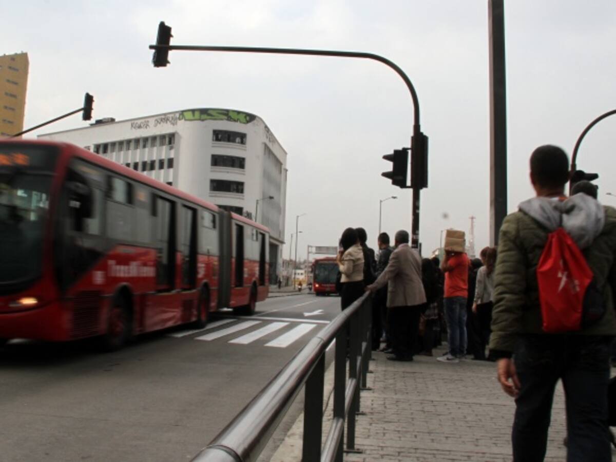 TransMilenio instalará 5.000 plaquetas para personas con discapacidad visual en paraderos