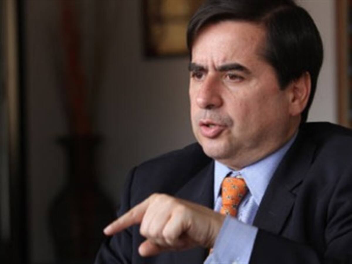 Ex presidente Uribe está en mora de pronunciarse sobre las decisiones de las “chuzadas”: Juan Fernando Cristo