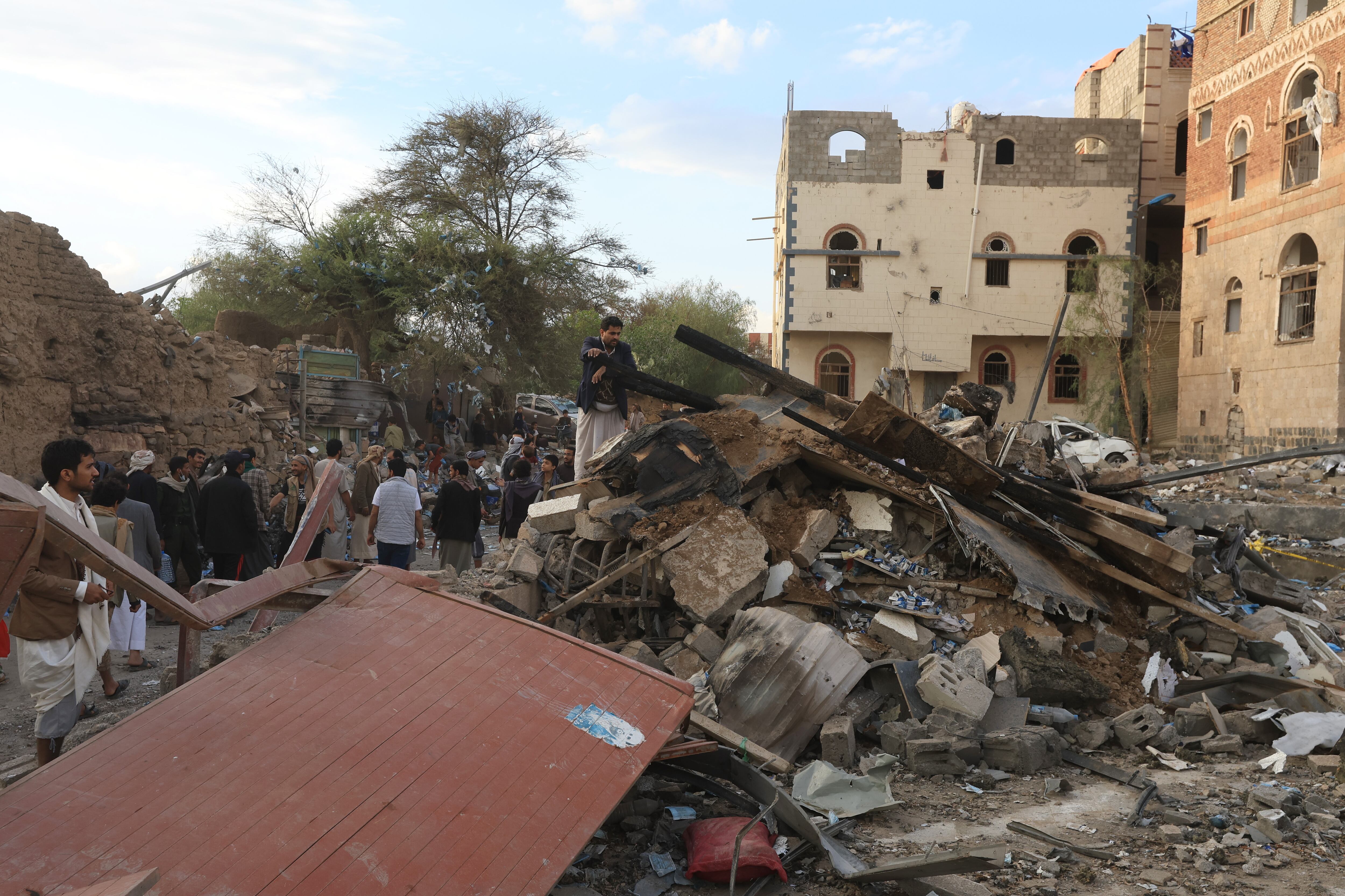 SANA'A (Yemen), 20/03/2025.- People inspect the rubble of an event hall struck by US airstrikes in Sana'a, Yemen, 20 March 2025. The United States has been launching a wave of airstrikes since 15 March on at least four Houthis-controlled provinces of Yemen, including Sana'a, leaving more than 50 people dead and over 100 injured, according to Houthis-run Al-Masirah TV. The US bombardments come amid heightened tensions between the Houthis and the United States over Houthi attacks on Israel and shipping in waters around Yemen. (Estados Unidos) EFE/EPA/YAHYA ARHAB