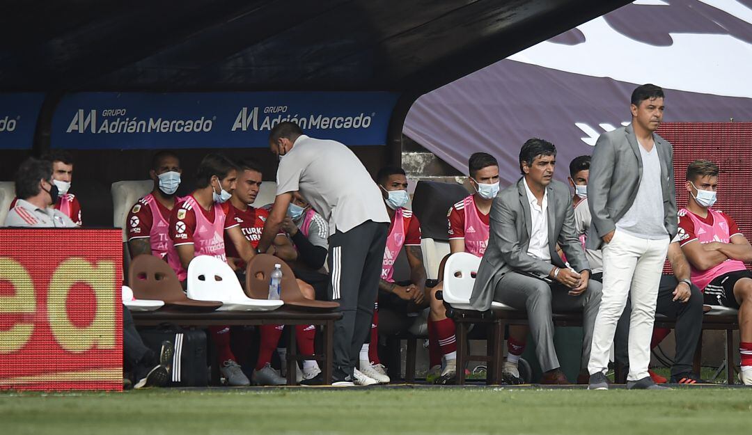 Rafael Santos Borré es atendido en el banco de suplentes tras su molestia ante Platense.