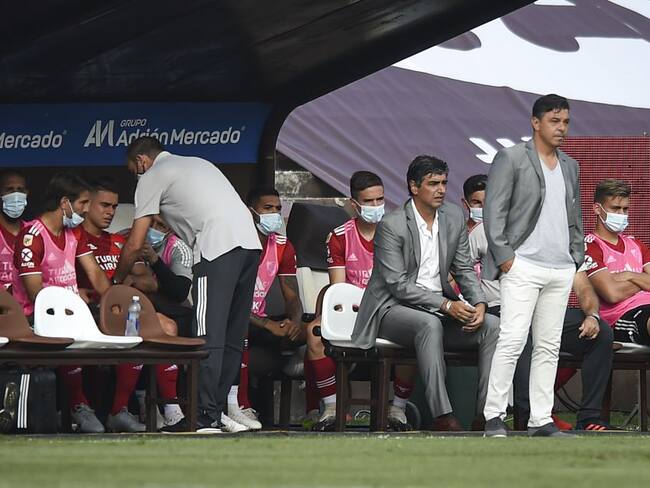 Rafael Santos Borré es atendido en el banco de suplentes tras su molestia ante Platense.