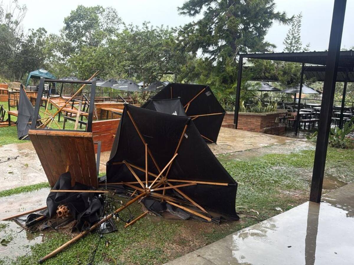 VIDEO | Fuerte tormenta causó graves daños en reconocido restaurante ubicado en Lebrija, Santander