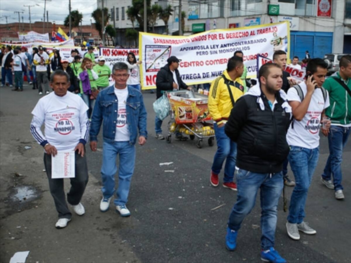 En medio de protestas de comerciantes, Santos defiende ley anticontrabando