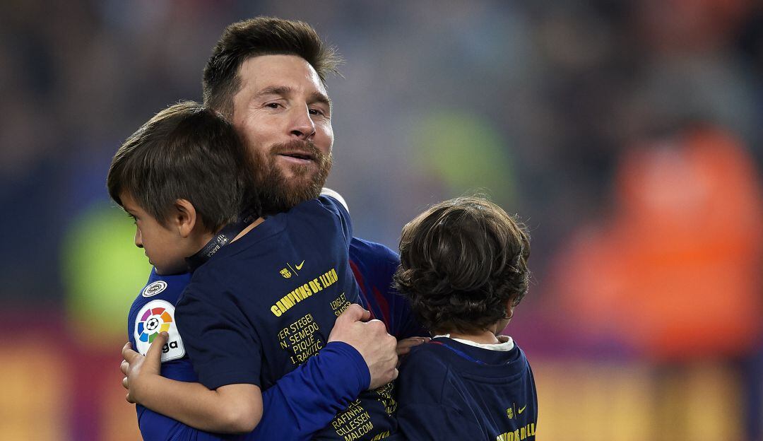 Lionel Messi junto a dos de sus hijos: Thiago y Mateo. 