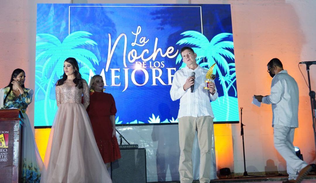 Ministro Willian Ruíz recibió reconocimiento de Opicol