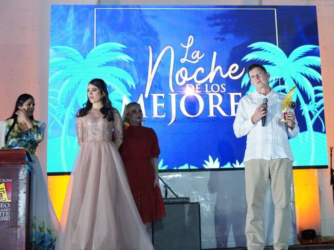 Ministro Willian Ruíz recibió reconocimiento de Opicol