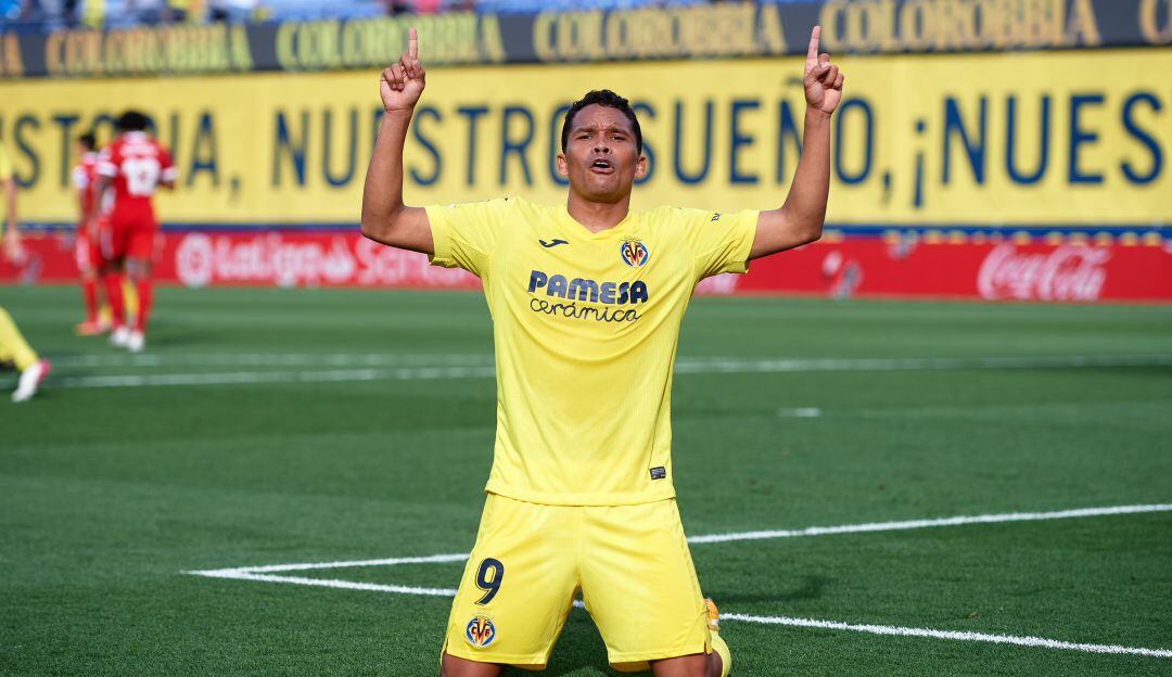 Carlos Bacca, delantero colombiano autor de tres goles ante el Sevilla