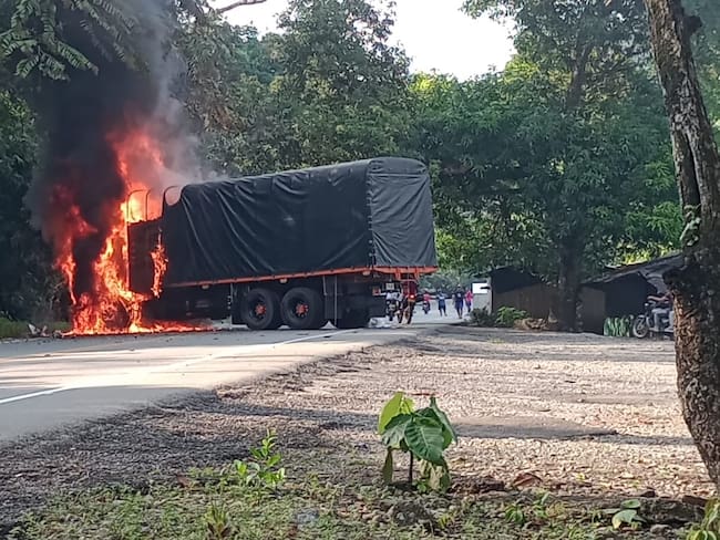 Al menos seis vehículos fueron quemados entre Valdivia y Tarazá en el Bajo Cauca