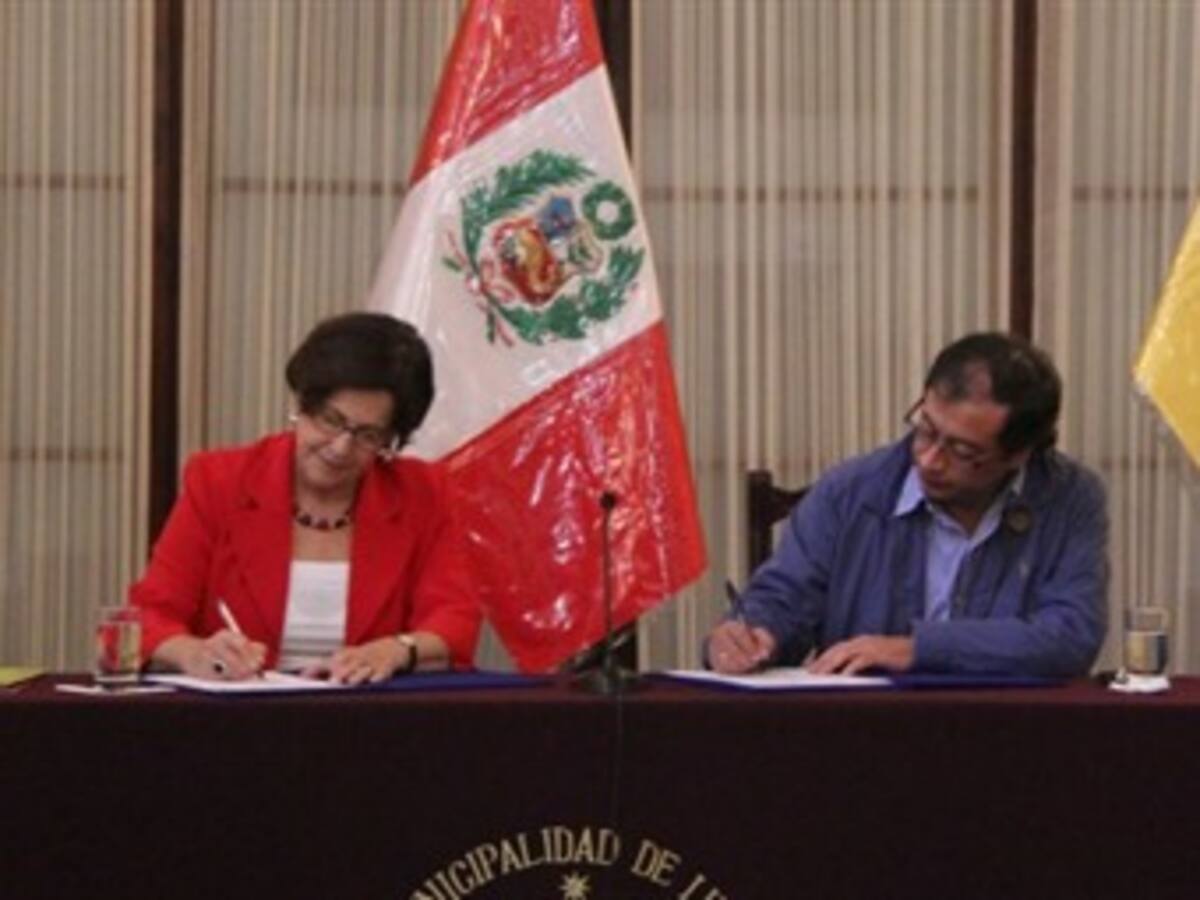Petro firma acuerdo en Perú para llevar gas natural a varias zonas de Lima