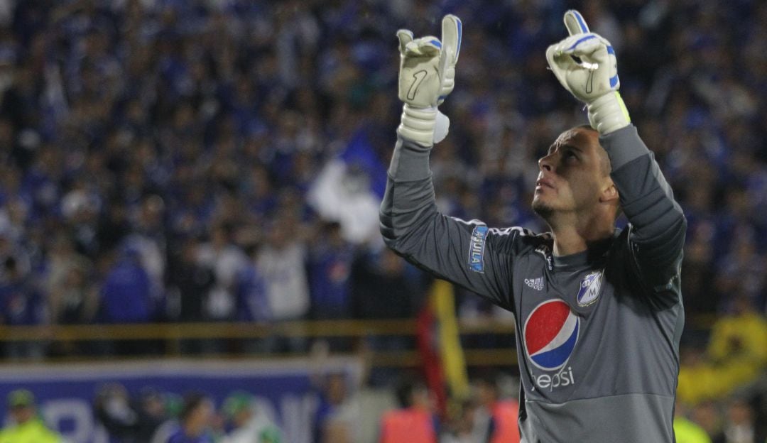 Luis Delgado festeja su título como campeón con Millonarios en diciembre de 2012.