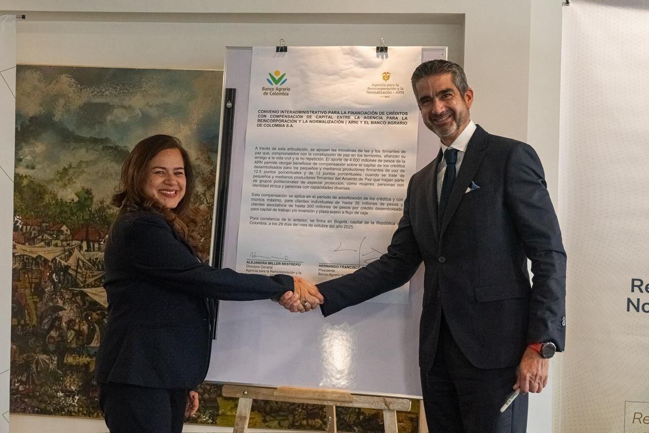 Alejandra Miller directora de la Agencia para la Reincorporación y el presidente del Banco Agrario, Hernando Chica Zuccardi