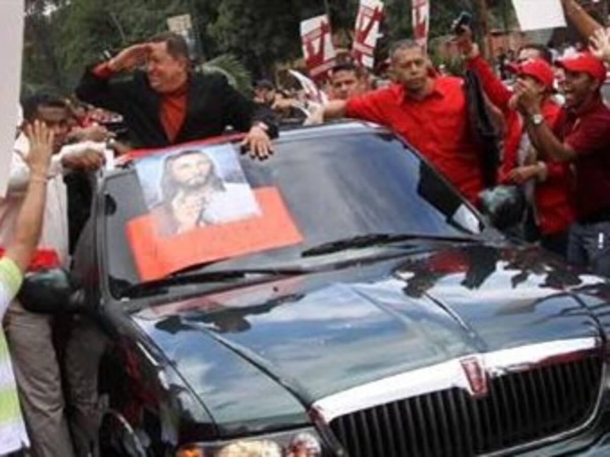 Chávez viaja a Cuba y promete volver con 'más vida'