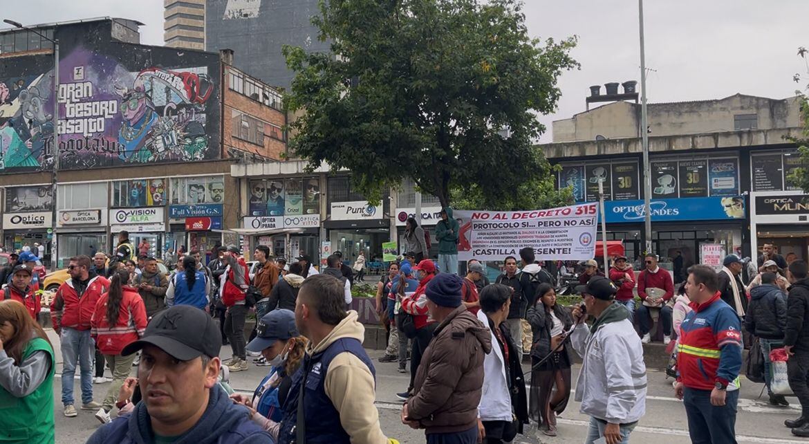 Vendedores informales bloquearon el centro de Bogotá por expedición del decreto 315 de 2024. Foto: Caracol Radio.