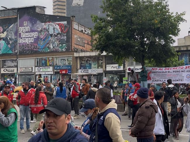 Vendedores informales bloquearon el centro de Bogotá por expedición del decreto 315 de 2024. Foto: Caracol Radio.