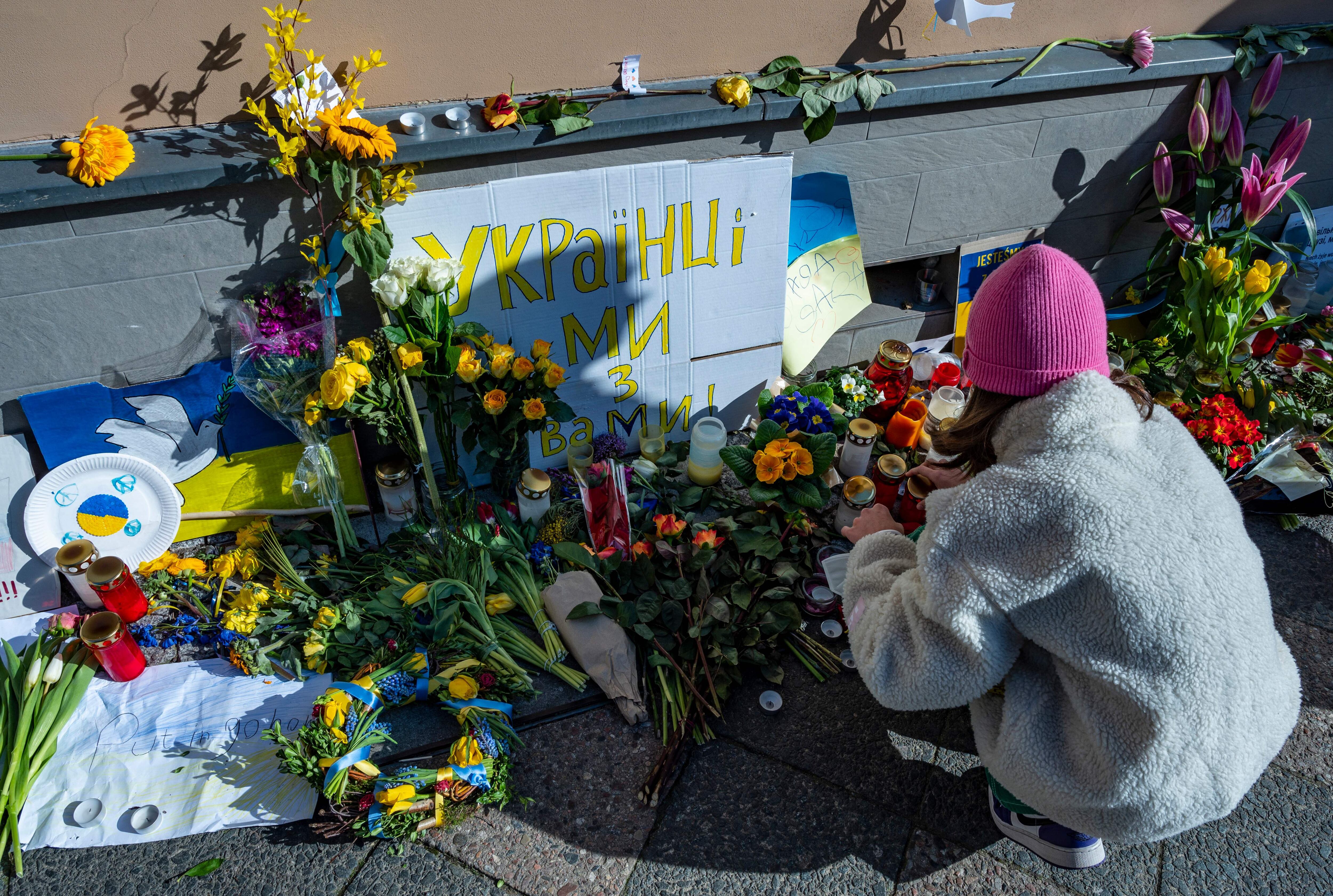 Foto de referencia de una joven con banderas ucranianas. (Photo by John MACDOUGALL / AFP) (Photo by JOHN MACDOUGALL/AFP via Getty Images)