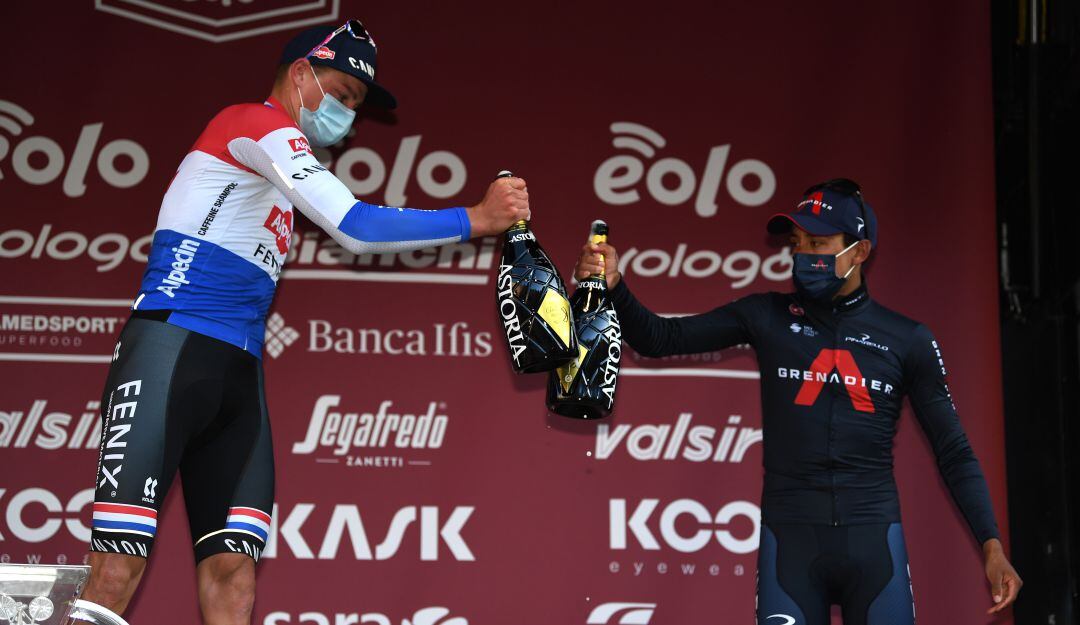Egan Bernal brinda en el podio junto al neerlandés Mathieu Van der Poel, ganador de la Strade Bianche.
