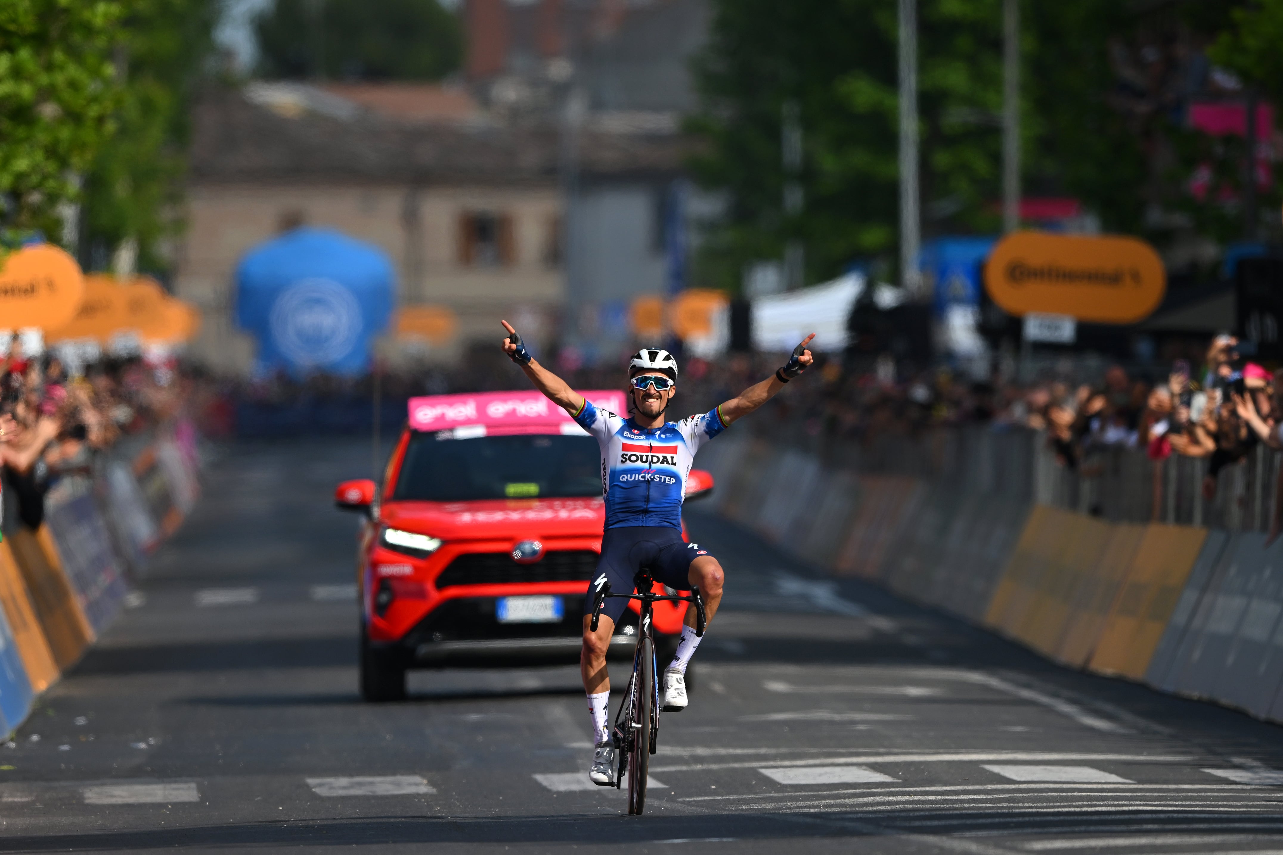 Julian Alaphilippe celebra la victoria en la etapa 12 del Giro de Italia. (Photo by Dario Belingheri/Getty Images)