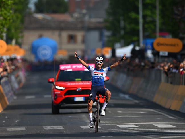 Julian Alaphilippe celebra la victoria en la etapa 12 del Giro de Italia. (Photo by Dario Belingheri/Getty Images)