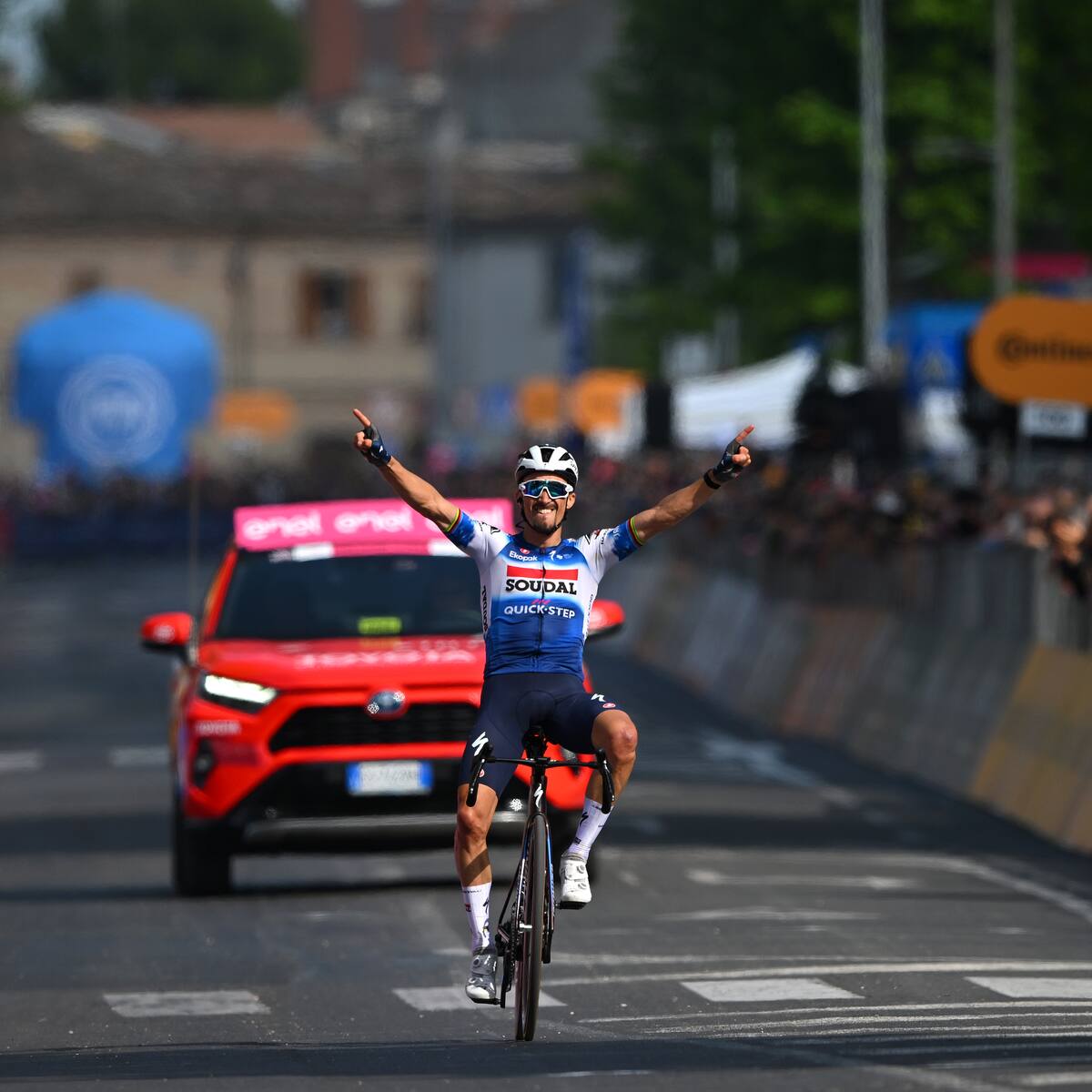 Julian Alaphilippe gana la etapa 12 del Giro de Italia; Daniel Martínez sigue segundo