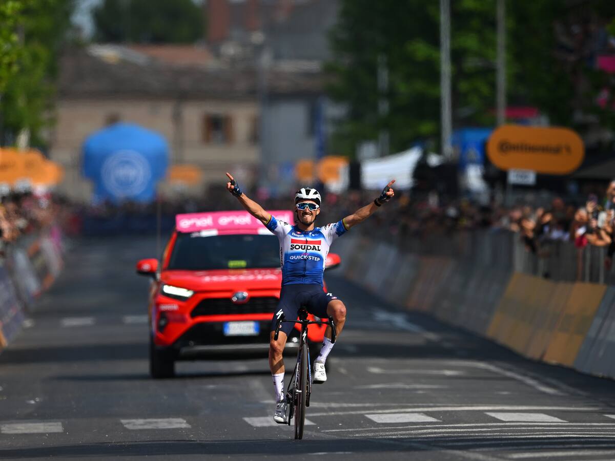 Julian Alaphilippe gana la etapa 12 del Giro de Italia; Daniel Martínez sigue segundo