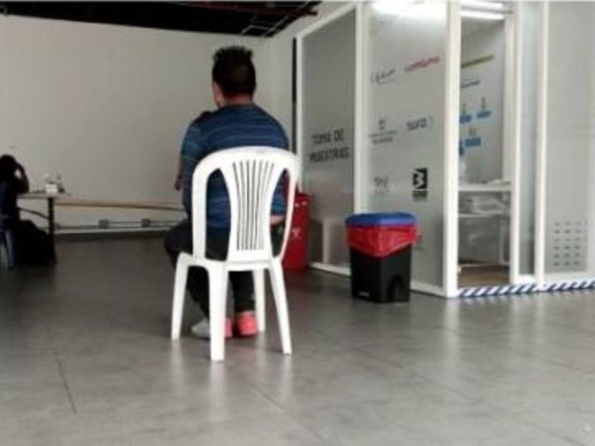 En cabina ambulante toman pruebas COVID a venteros informales de Rionegro