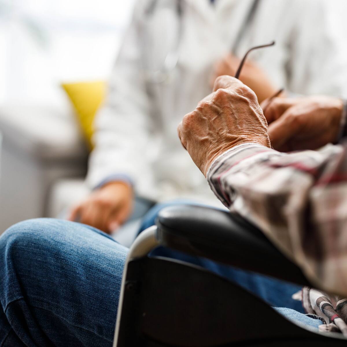 Impresionante: así funciona el implante que permitió caminar a un paciente de Parkinson