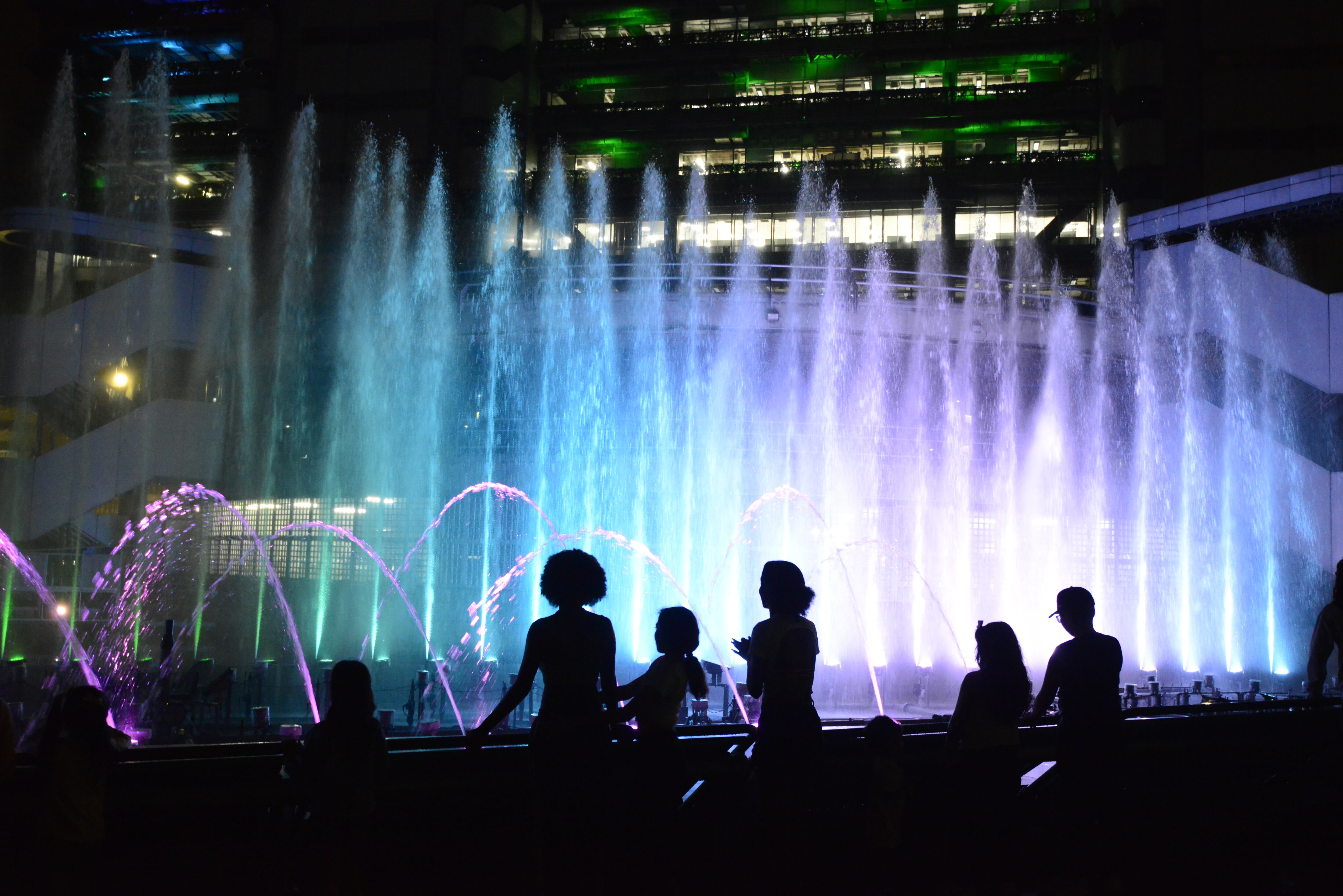 inicia el espectáculo navideño en la fuente del edificio EPM. Cortesía: EPM