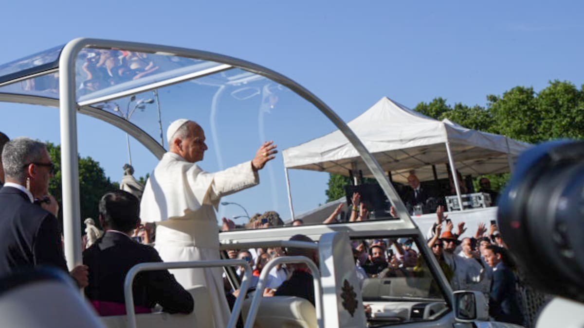 León XIV presidió la procesión del Corpus Christi en un baño de masas por las calles de Madrid