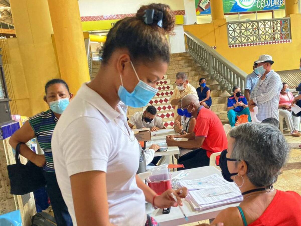 Más de 2 mil personas vacunadas en jornada contra el COVID-19 en Cartagena