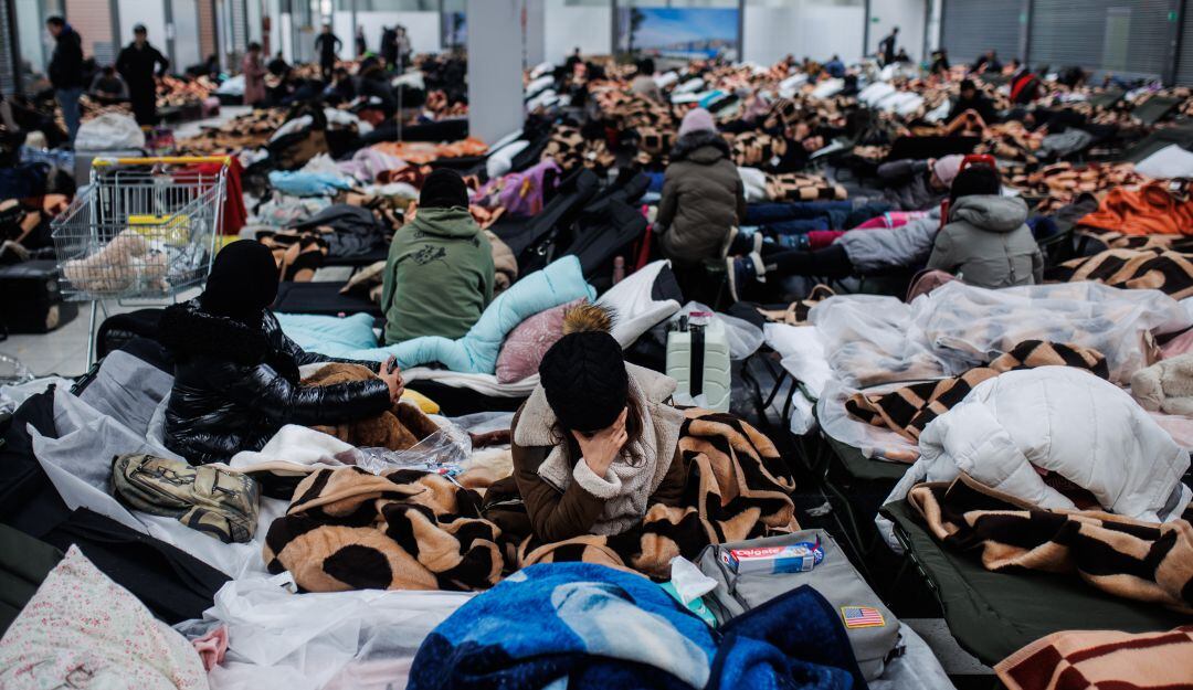 Filas para cruzar la frontera en tren hacia Polonia 