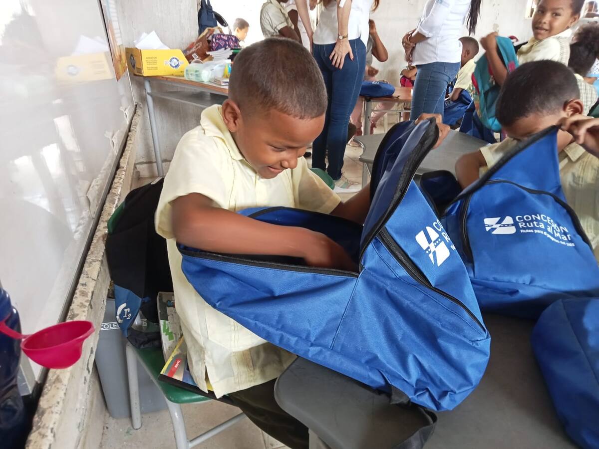 Niños de colegios del área de influencia de la Ruta al Mar recibieron kits escolares