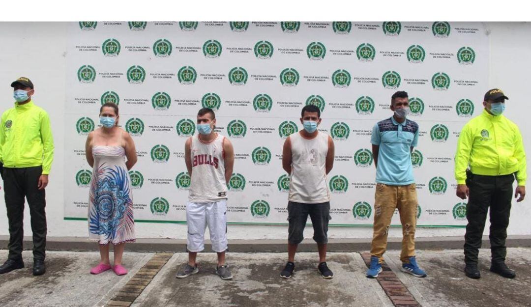 La mujer junto a los hombres que contrató para acabar con la vida de su esposo. 