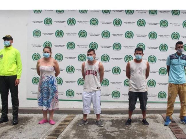 La mujer junto a los hombres que contrató para acabar con la vida de su esposo.