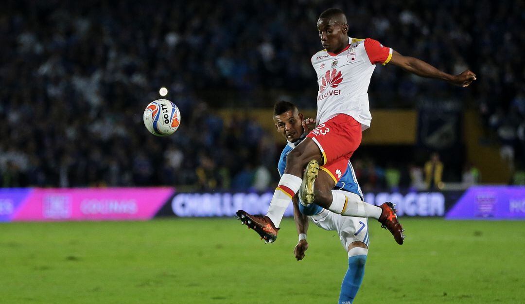 El lateral izquierdo de Santa Fe en un clásico bogotano contra Millonarios.