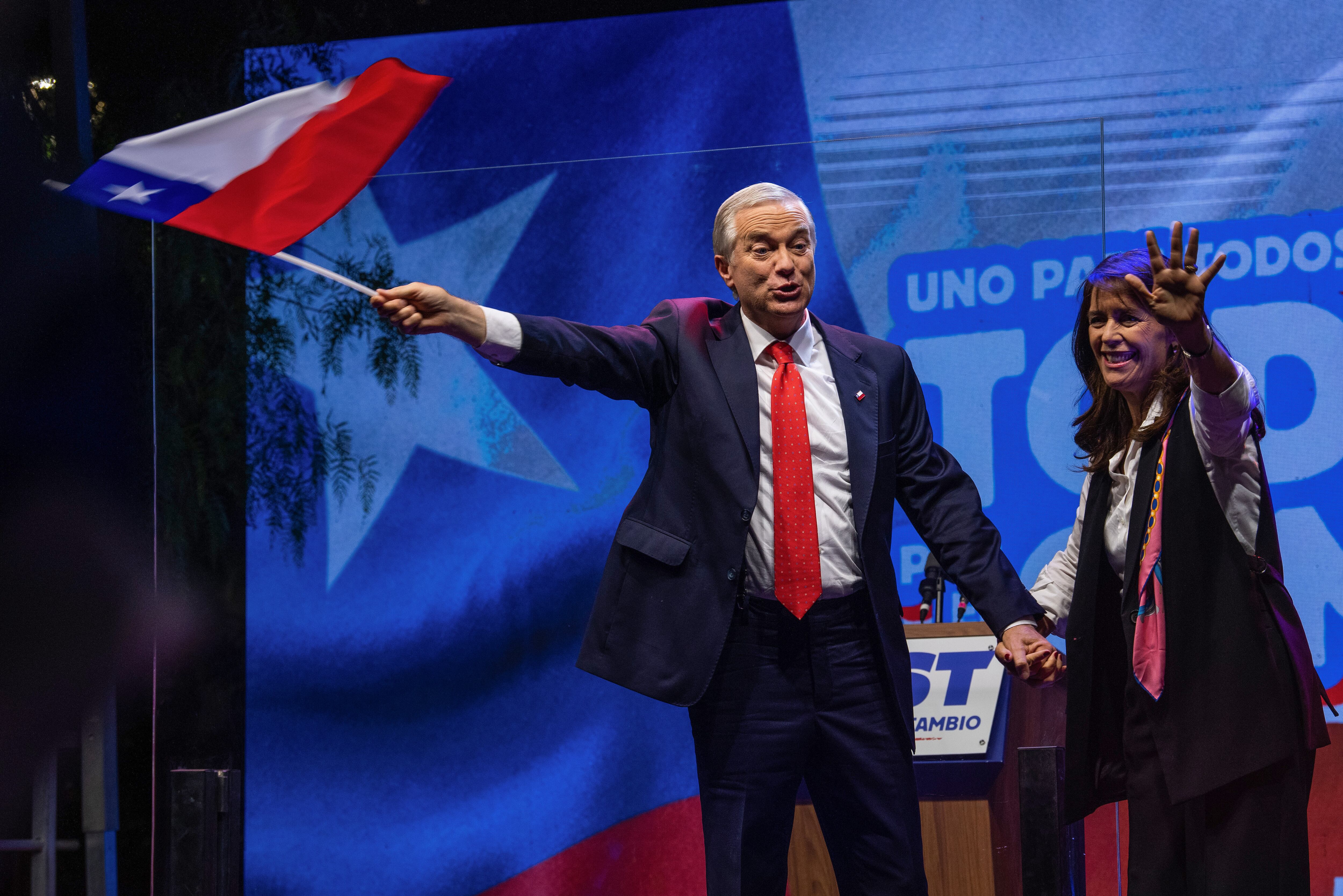 Luego de quedar en segundo lugar en la primera vuelta presidencial, José Antonio Kast ganó la segunda vuelta y mantiene el “péndulo político” chileno, en el que no se registran dos gobiernos seguidos de la misma ideología.
(Foto:    Claudio Santana/Getty Images)