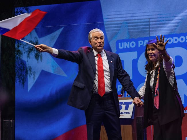 Luego de quedar en segundo lugar en la primera vuelta presidencial, José Antonio Kast ganó la segunda vuelta y mantiene el “péndulo político” chileno, en el que no se registran dos gobiernos seguidos de la misma ideología.
(Foto: Claudio Santana/Getty Images)
