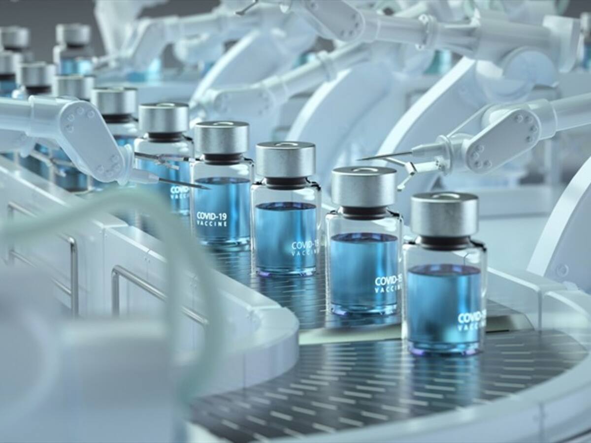 Con AstraZeneca en el ojo del huracán, ¿qué hará Colombia con las vacunas que llegarán?