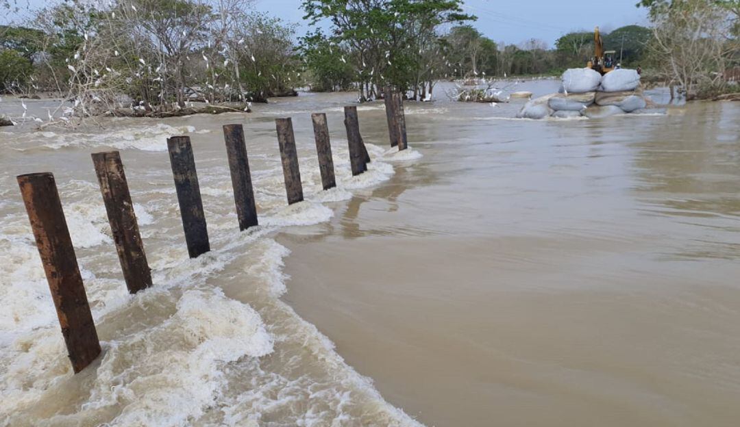 El contratista se encuentra trabajando en el realce del dique y así recuperar la estructura afectada, así mismo reforzando otros puntos