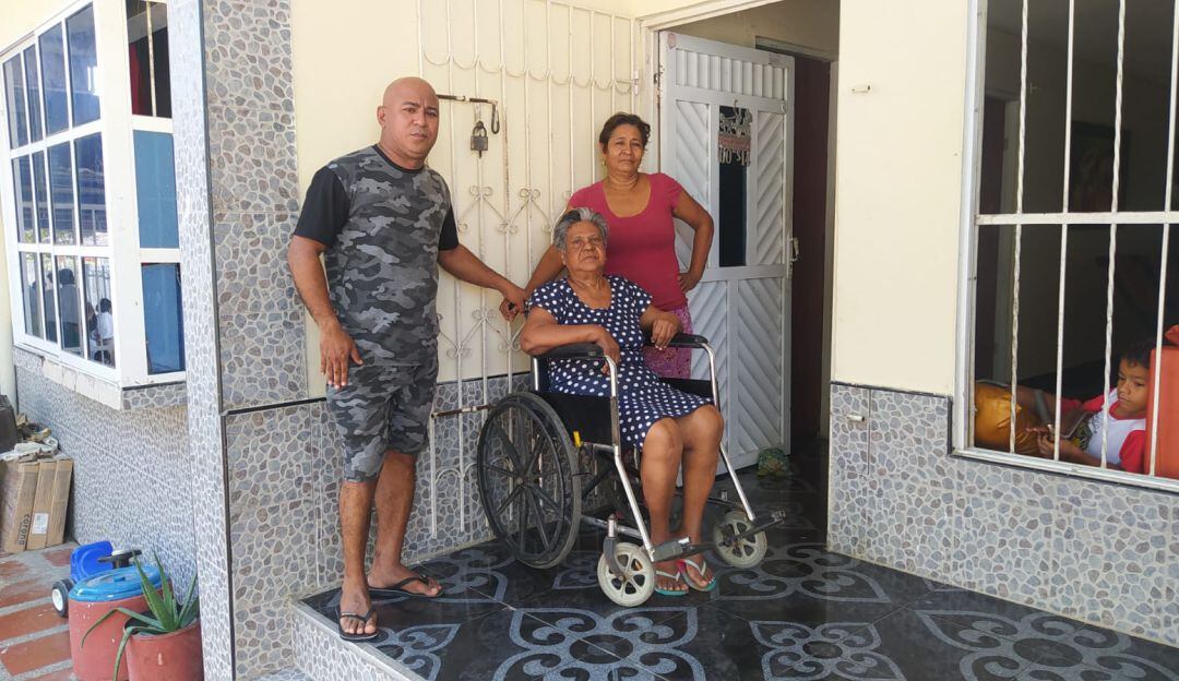 Al parecer, a la señora de 79 años, se le realizo una operación que no era la indicada en una de sus rodillas.