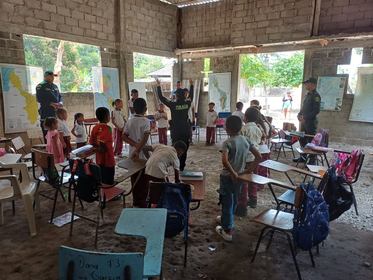 Niños con ayudas de la Policía Bolívar convierten casa abandonada en aula de clases