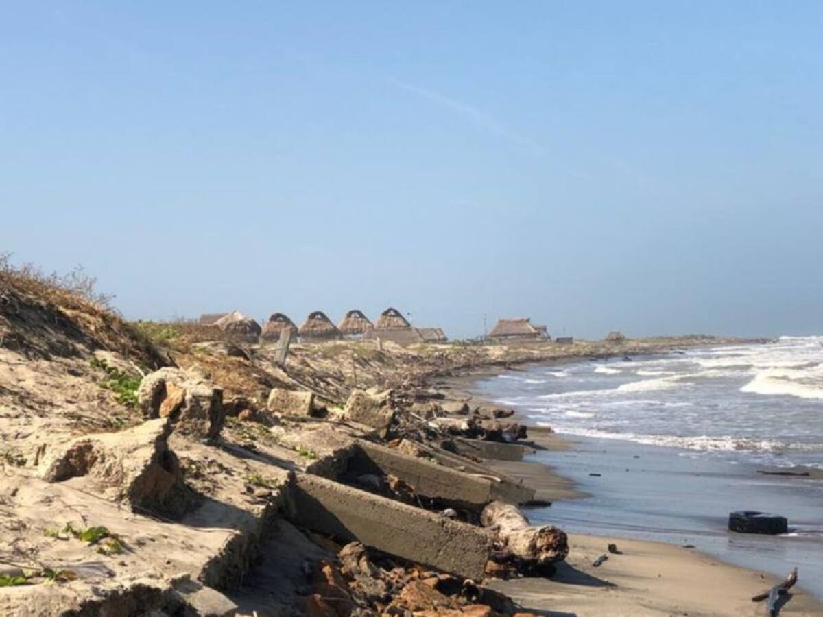 Habitantes en Santa Verónica advierten que fuerte oleaje amenaza a playas