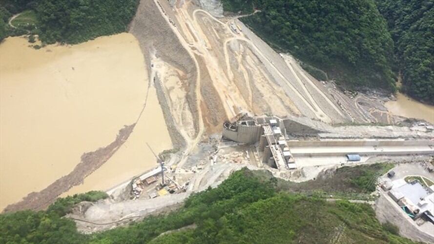 El DAPAR de Antioquia trabaja en remover escombros de las vías obstruidas. Foto: Colprensa