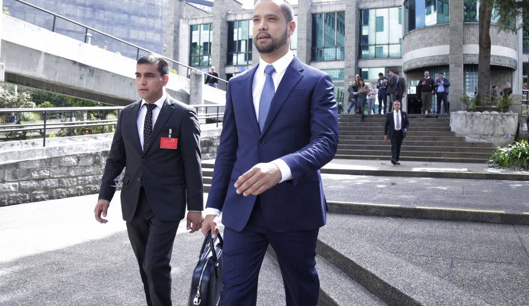 Abogado Diego Cadena, investigado por presunta compra de testigos