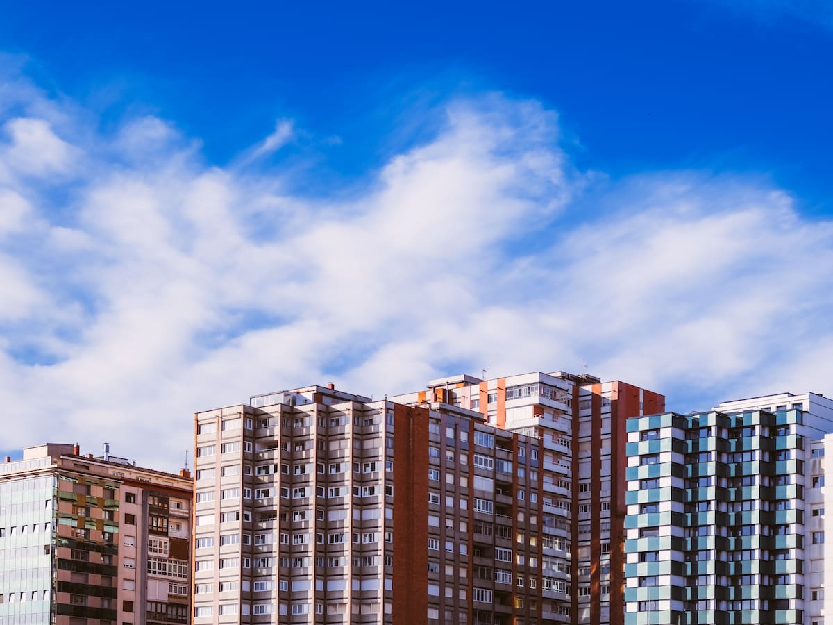 La multa máxima por no asistir a la asamblea de copropietarios, ¿puede ir un inquilino?