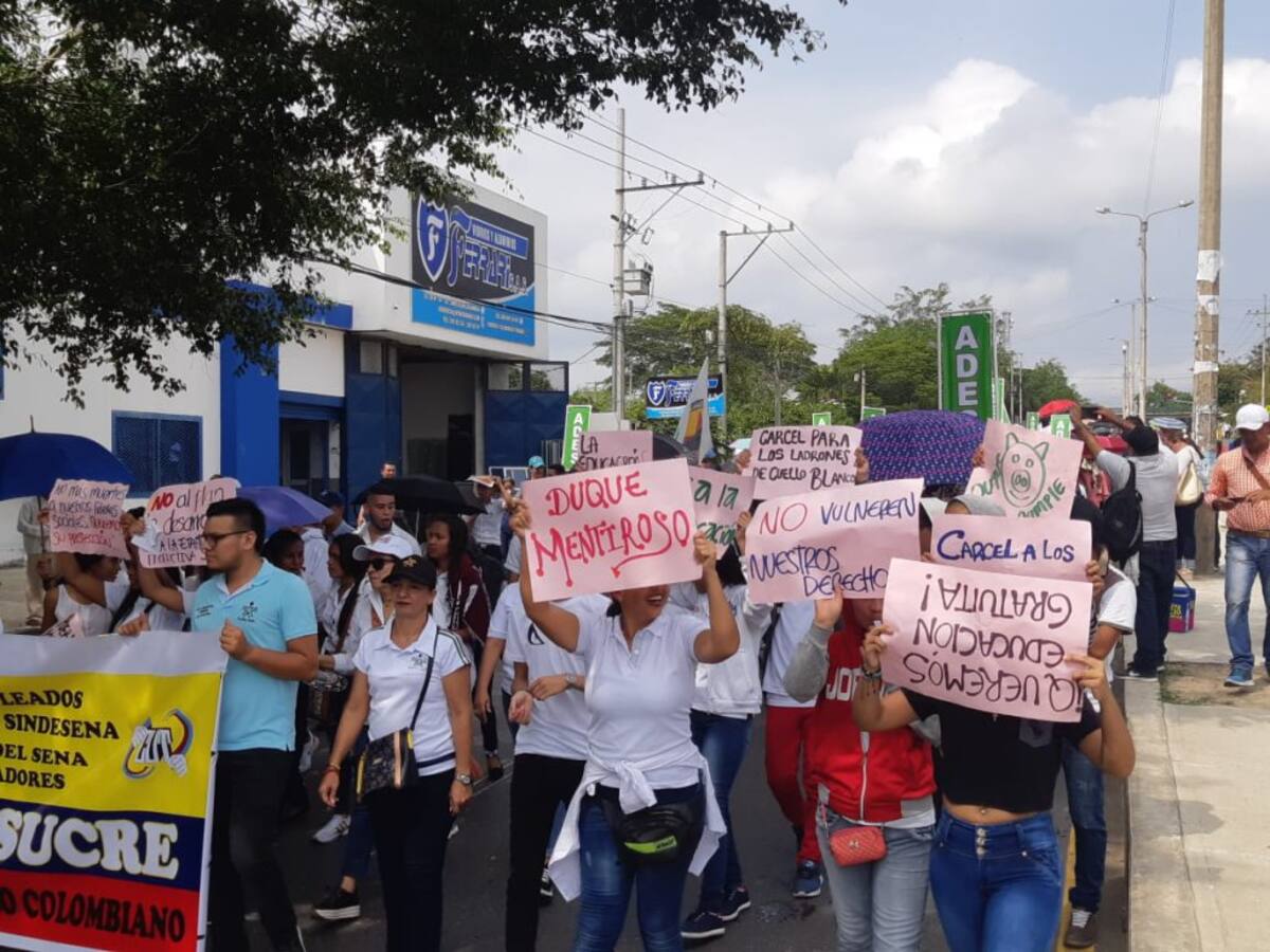 En Sincelejo los marchantes ocupan un carril de la Troncal de Occidente