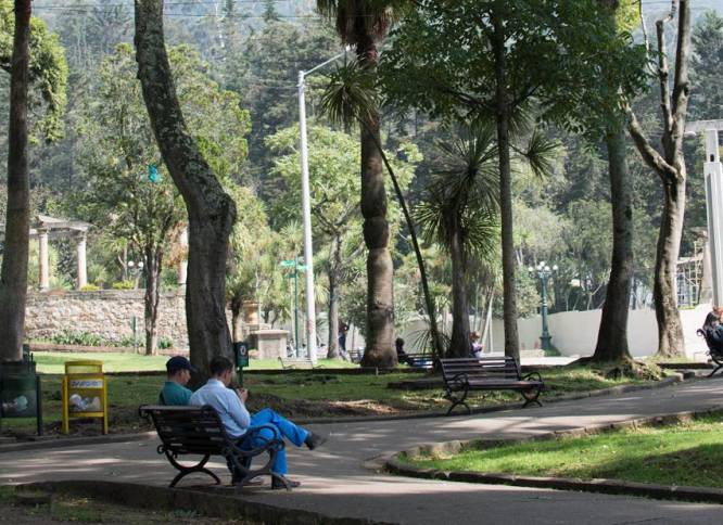 Parque Nacional: cuenta con 283 hectáreas y con alturas comprendidas entre los 2.600 y los 3.154 metros de altura y en su sector oriental. Tiene un reloj donado por el gobierno de Suiza, el monumento a Rafael Uribe Uribe y las fuentes de agua. Además, tiene escenarios deportivos como canchas de fútbol, microfútbol, tenis, voleibol, baloncesto y hockey; un mapa en relieve de Colombia y de la Sabana de Bogotá; parque infantil y el teatro El Parque.