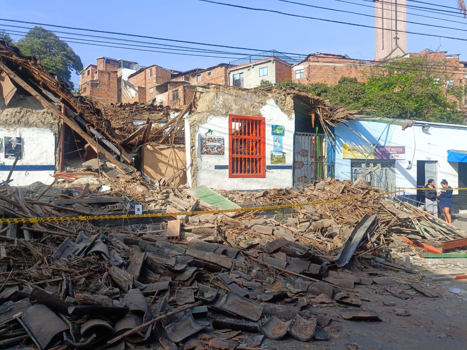 Casa colapsada en Medellín- foto cortesía