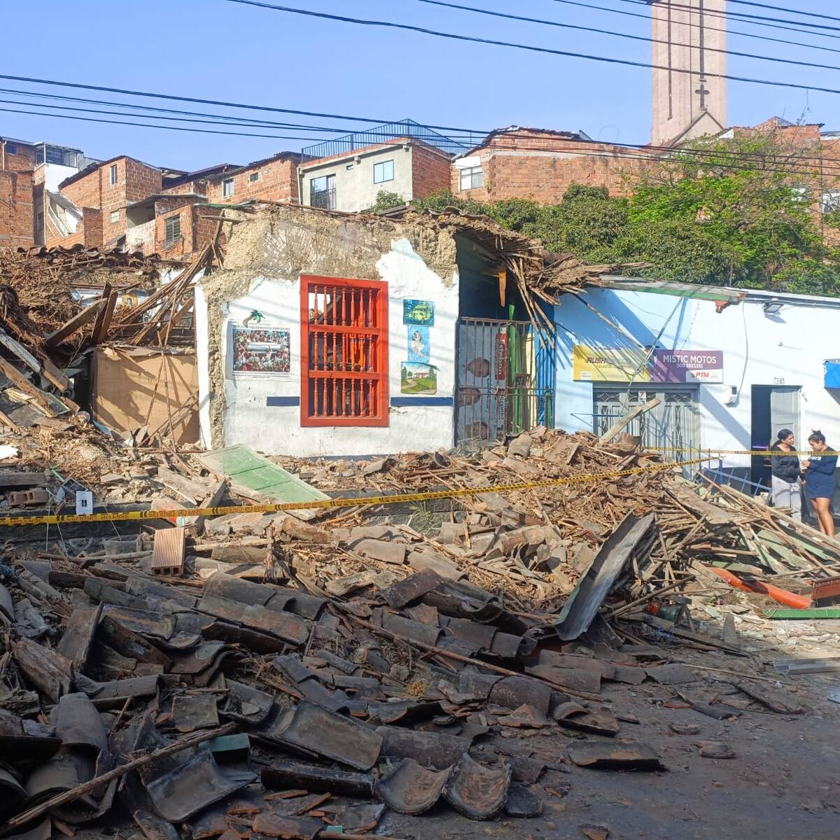 En Medellín una vivienda de tapia colapsó y cuatro personas tienen lesiones leves