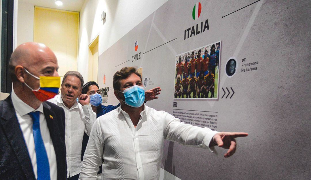 Gianni Infantino durante su visita a la sede deportiva.